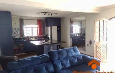 Imagem: A casa possui 3 Dormitórios, 2 Banheiros, 5 Vagas na garagem