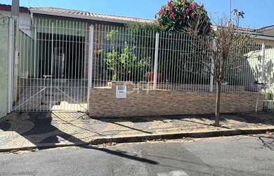 Imagem: A casa possui 2 Dormitórios, 1 Banheiro, 2 Vagas na garagem