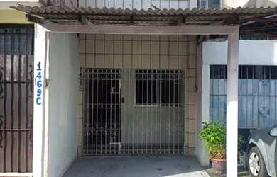 Imagem: A casa possui 2 Dormitórios, 1 Banheiro, 1 Vaga na garagem