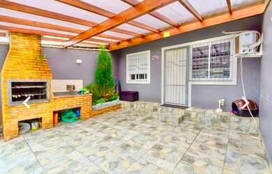 Imagem: A casa possui 2 Dormitórios, 1 Banheiro, 2 Vagas na garagem