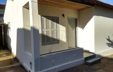 Imagem: A casa possui 2 Dormitórios, 1 Banheiro, 1 Vaga na garagem