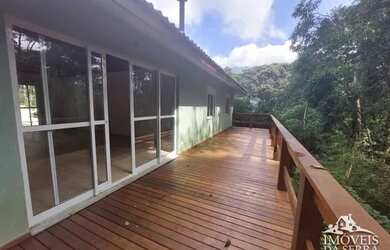 Imagem: A casa possui 2 Dormitórios, 1 Banheiro, 4 Vagas na garagem