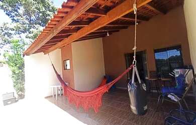 Imagem: A casa possui 3 Dormitórios, 2 Banheiros, 3 Vagas na garagem