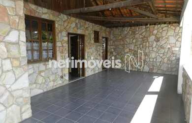 Imagem: A casa possui 4 Dormitórios, 2 Banheiros, 4 Vagas na garagem