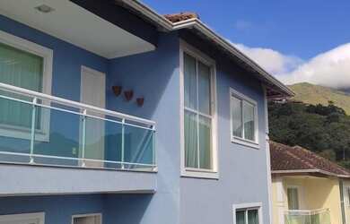 Imagem: A casa possui 3 Dormitórios, 3 Banheiros, 2 Vagas na garagem