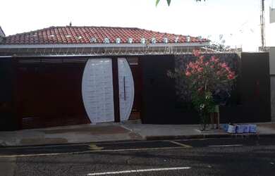 Imagem: A casa possui 4 Dormitórios, 3 Banheiros, 2 Vagas na garagem