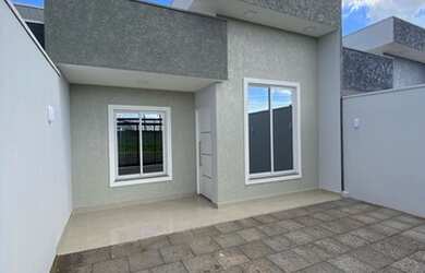 Imagem: A casa possui 3 Dormitórios, 2 Banheiros, 2 Vagas na garagem