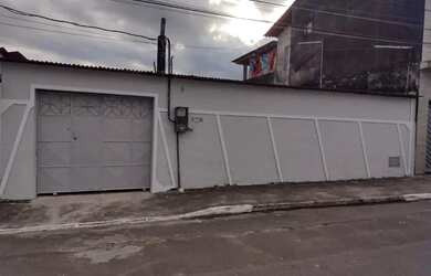 Imagem: A casa possui 3 Dormitórios, 1 Banheiro, 3 Vagas na garagem