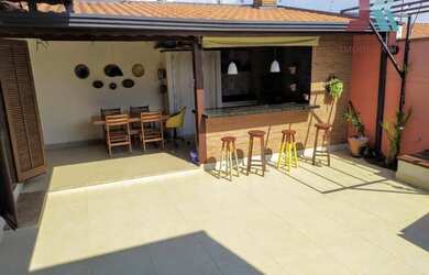 Imagem: A casa possui 3 Dormitórios, 2 Banheiros, 2 Vagas na garagem