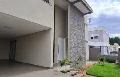 Imagem: A casa possui 4 Dormitórios, 5 Banheiros, 4 Vagas na garagem