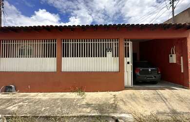 Imagem: A casa possui 2 Dormitórios, 2 Banheiros, 2 Vagas na garagem
