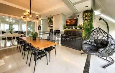 Imagem: A casa possui 4 Dormitórios, 4 Banheiros, 2 Vagas na garagem