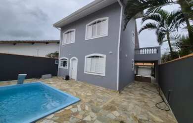 Imagem: A casa possui 3 Dormitórios, Acomodam 15 pessoas, 3 Vagas na