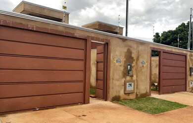 Imagem: A casa possui 3 Dormitórios, 2 Banheiros, 2 Vagas na garagem