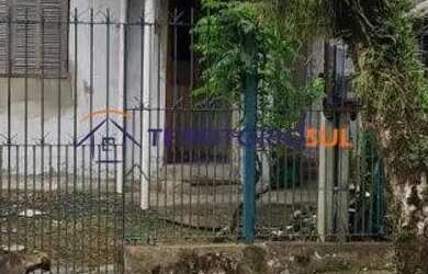 Imagem: A casa possui 3 Dormitórios, 2 Banheiros, 1 Vaga na garagem