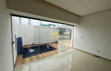 Imagem: A casa possui 3 Dormitórios, 4 Banheiros, 2 Vagas na garagem