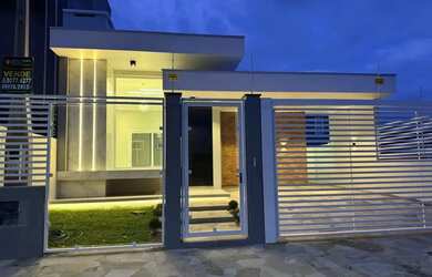 Imagem: A casa possui 3 Dormitórios, 3 Banheiros, 2 Vagas na garagem