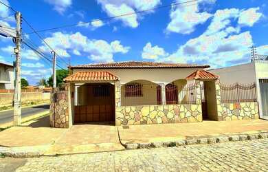 Imagem: A casa possui 3 Dormitórios, 2 Banheiros, 2 Vagas na garagem