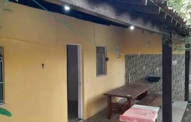 Imagem: A casa possui 3 Dormitórios, 1 Banheiro, 2 Vagas na garagem