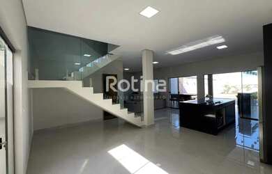 Imagem: A casa possui 3 Dormitórios, 3 Banheiros, 2 Vagas na garagem