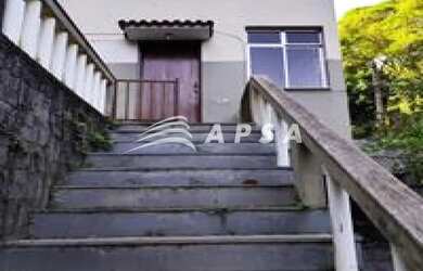 Imagem: A casa possui 3 Dormitórios, 1 Banheiro, 2 Vagas na garagem