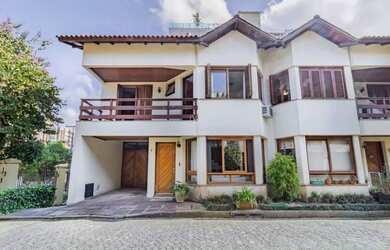 Imagem: A casa em condomínio possui 4 Dormitórios, 4 Banheiros, 2