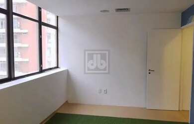 Imagem: O depósito possui 2 Vagas na garagem, 60m² de Área e está