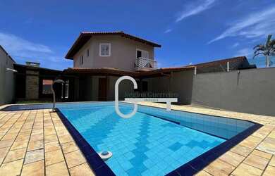 Imagem: A casa possui 4 Dormitórios, 4 Banheiros, 4 Vagas na garagem