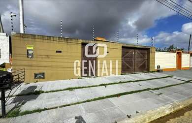 Imagem: A casa possui 4 Dormitórios, 5 Banheiros, 4 Vagas na garagem