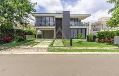 Imagem: A casa em condomínio possui 4 Dormitórios, 4 Banheiros, 4