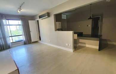 Imagem: O apartamento possui 1 Dormitório, 1 Banheiro, 2 Vagas na garagem