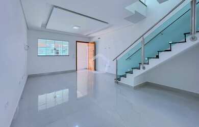 Imagem: A casa possui 3 Dormitórios, 1 Banheiro, 2 Vagas na garagem