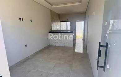 Imagem: A casa possui 2 Dormitórios, 2 Banheiros, 2 Vagas na garagem