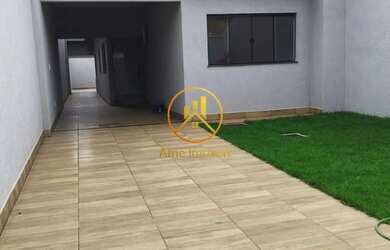 Imagem: A casa possui 3 Dormitórios, 1 Banheiro, 2 Vagas na garagem