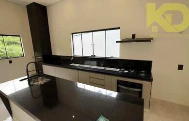 Imagem: A casa possui 3 Dormitórios, 3 Banheiros, 2 Vagas na garagem