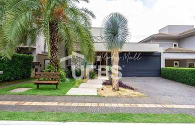 Imagem: A casa em condomínio e possui 3 Dormitórios, 5 Banheiros