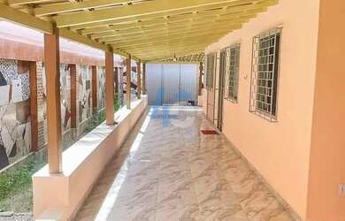 Imagem: A casa possui 3 Dormitórios, 1 Banheiro, 5 Vagas na garagem