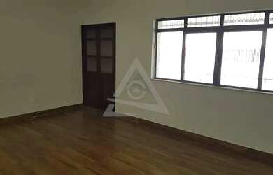 Imagem: A casa possui 3 Dormitórios, 3 Banheiros, 4 Vagas na garagem