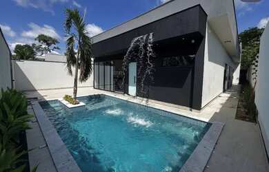 Imagem: A casa possui 3 Dormitórios, 2 Banheiros, 1 Vaga na garagem