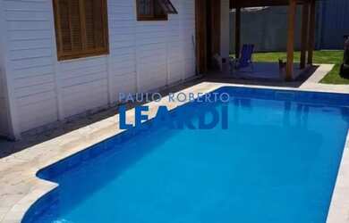 Imagem: A casa possui 4 Dormitórios, 2 Banheiros, 5 Vagas na garagem