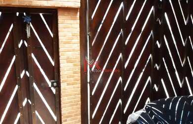 Imagem: A casa possui 3 Dormitórios, 1 Banheiro, 2 Vagas na garagem