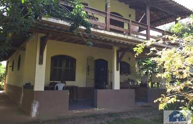 Imagem: A casa possui 3 Dormitórios, 3 Banheiros, 360m² de Área e