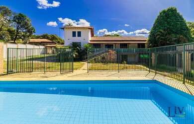 Imagem: A casa possui 4 Dormitórios, 5 Banheiros, 4 Vagas na garagem