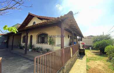 Imagem: A casa possui 5 Dormitórios, 2 Banheiros, 2 Vagas na garagem