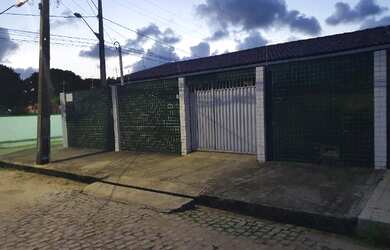 Imagem: A casa possui 3 Dormitórios, 2 Banheiros, 2 Vagas na garagem