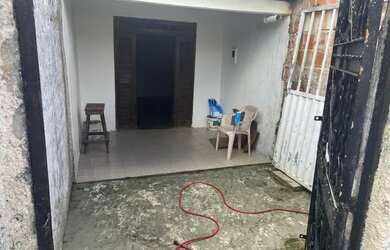 Imagem: A casa possui 2 Dormitórios e 1 Banheiro e está localizado