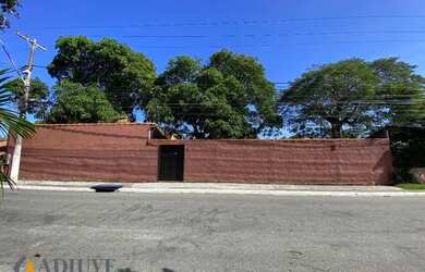 Imagem: A casa possui 5 Dormitórios, 1 Banheiro, 1 Vaga na garagem