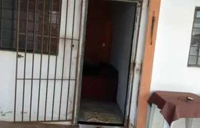 Imagem: A casa possui 2 Dormitórios, 1 Banheiro, 2 Vagas na garagem