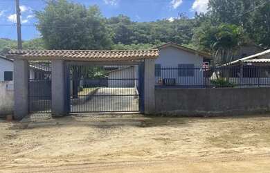 Imagem: A casa possui 3 Dormitórios, 1 Banheiro, 1 Vaga na garagem