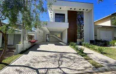 Imagem: A casa em condomínio possui 4 Dormitórios, 5 Banheiros, 2